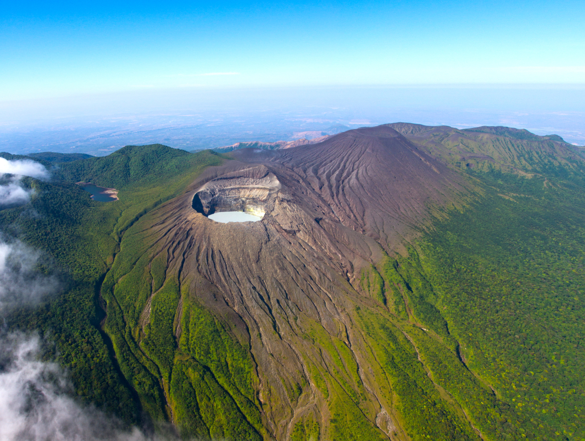 Drohnenfoto eines Vulkans in Costa Rica