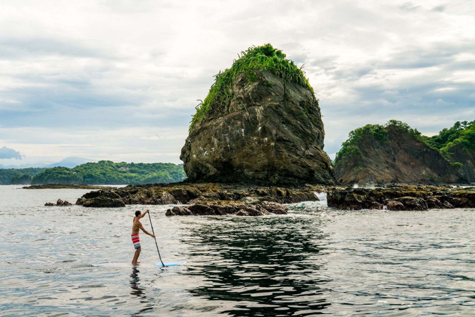 Wassersportarten wie Surfen, Paddleboarding, Kayak, Schnorcheln