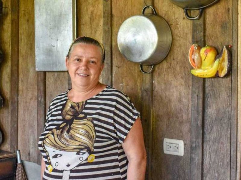 Convive con una familia local